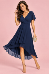 Abito blu navy con maniche a volant e orlo asimmetrico