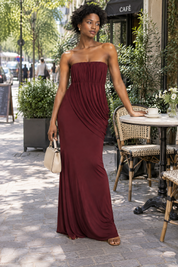 Robe longue bordeaux à col montant et détails volantés | Photo lifestyle | Lounelle Paris