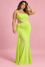 Robe asymétrique verte à découpe | Porté sur une silhouette plus ronde | Lounelle Paris