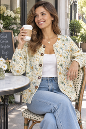 Cardigan fleuri boutonné blanc cassé | Photo lifestyle | Lounelle Paris