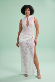 Robe longue blanche en dentelle transparente à col montant | Porté sur une silhouette plus ronde | Lounelle Paris