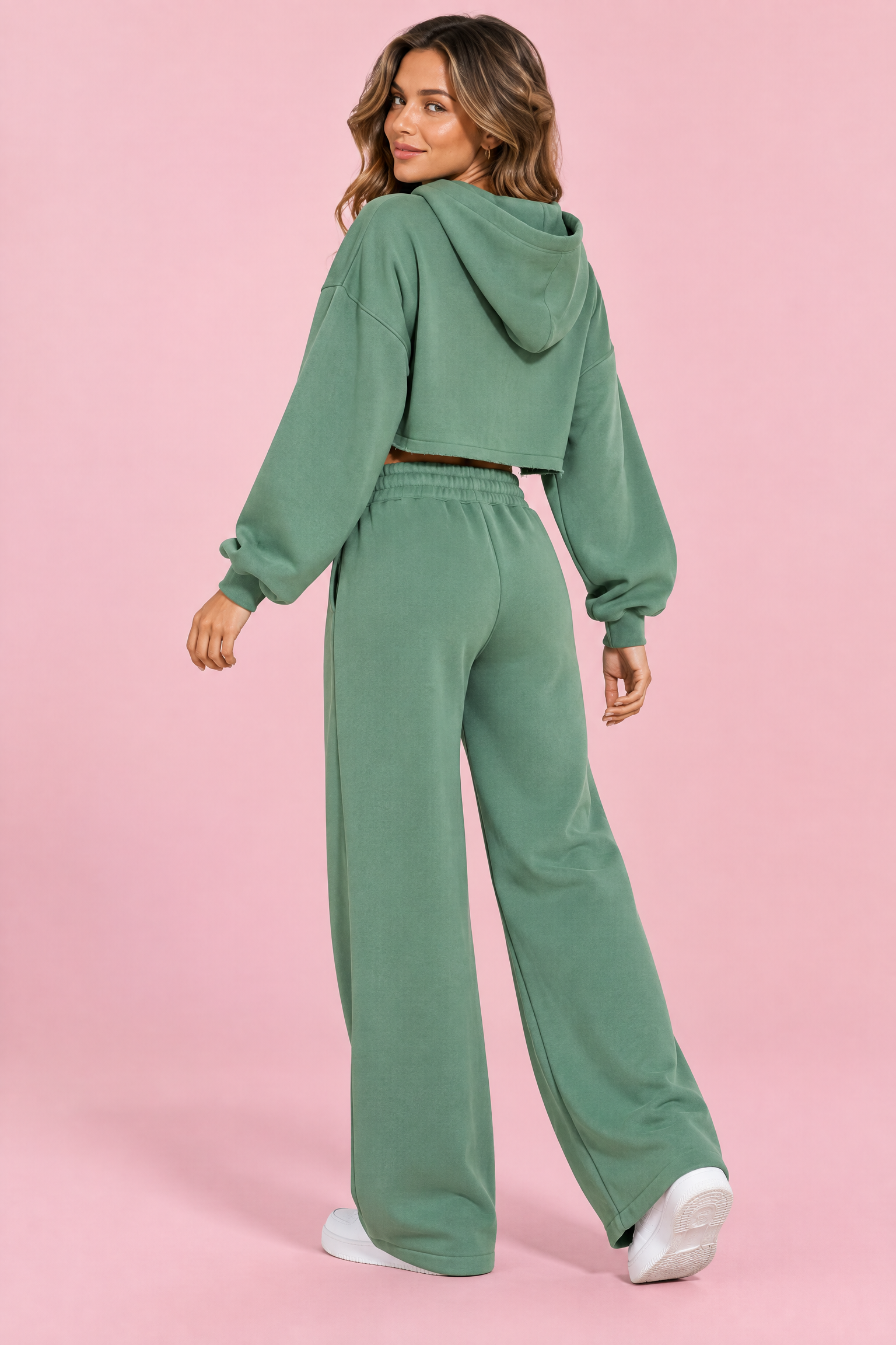 Ensemble vert sauge avec sweat zippé court | Vue de dos | Lounelle Paris