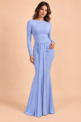 Maxi abito blu con scollo a barca e arricciature