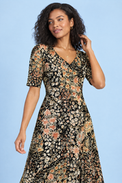 Robe longue noire à col V | Vue rapprochée | Lounelle Paris