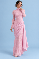 Maxi abito in pizzo rosa con collo alto e gonna drappeggiata