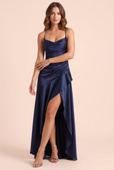 Abito blu asimmetrico con scollo drappeggiato