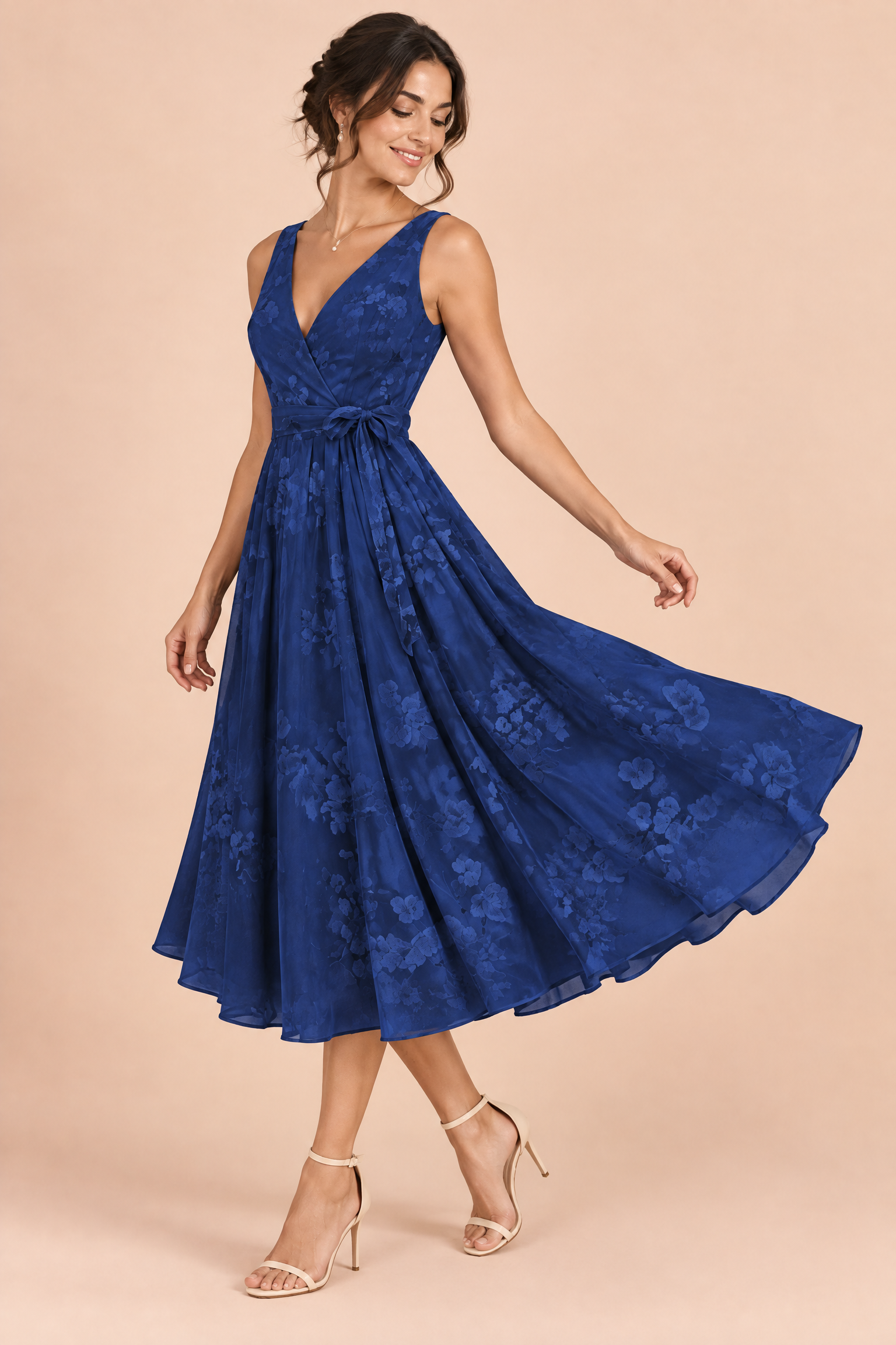Robe midi fleurie bleu marine à la coupe patineuse | Vue de dos | Lounelle Paris