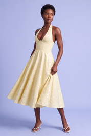 Robe midi jaune en dentelle à décolleté plongeant | Vue rapprochée | Lounelle Paris