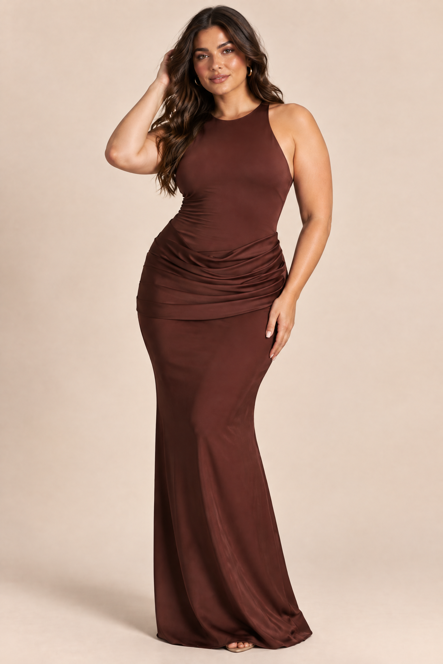 Robe longue bordeaux à col rond et jupe satinée | Porté sur une silhouette plus ronde | Lounelle Paris