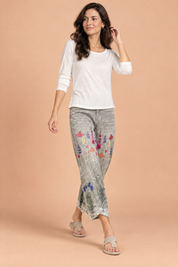 Pantalon gris à imprimé floral et ourlet fendu | Vue en mouvement | Lounelle Paris