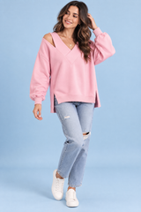 Top rosa con spalle scoperte e scollo a V