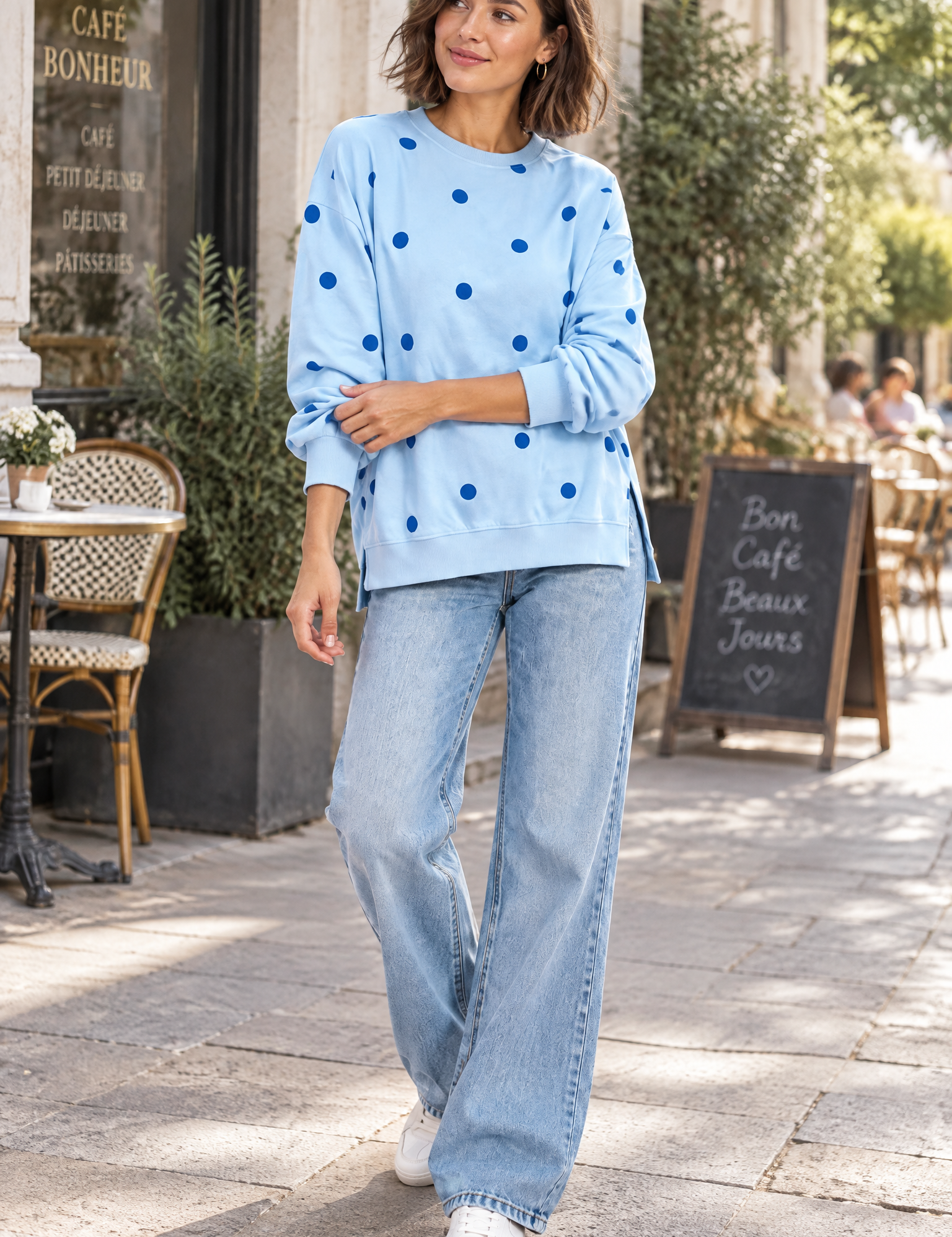 Sweat-shirt oversize bleu à pois | Photo lifestyle | Lounelle Paris