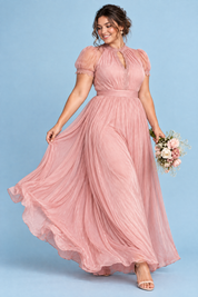 Robe longue rose à volants | Porté sur une silhouette plus ronde | Lounelle Paris