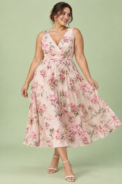 Robe midi rose à imprimé de bouquets floraux, col carré et coupe trapèze | Porté sur une silhouette plus ronde | Lounelle Paris