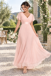 Robe longue plissée rose à col V | Photo lifestyle | Lounelle Paris