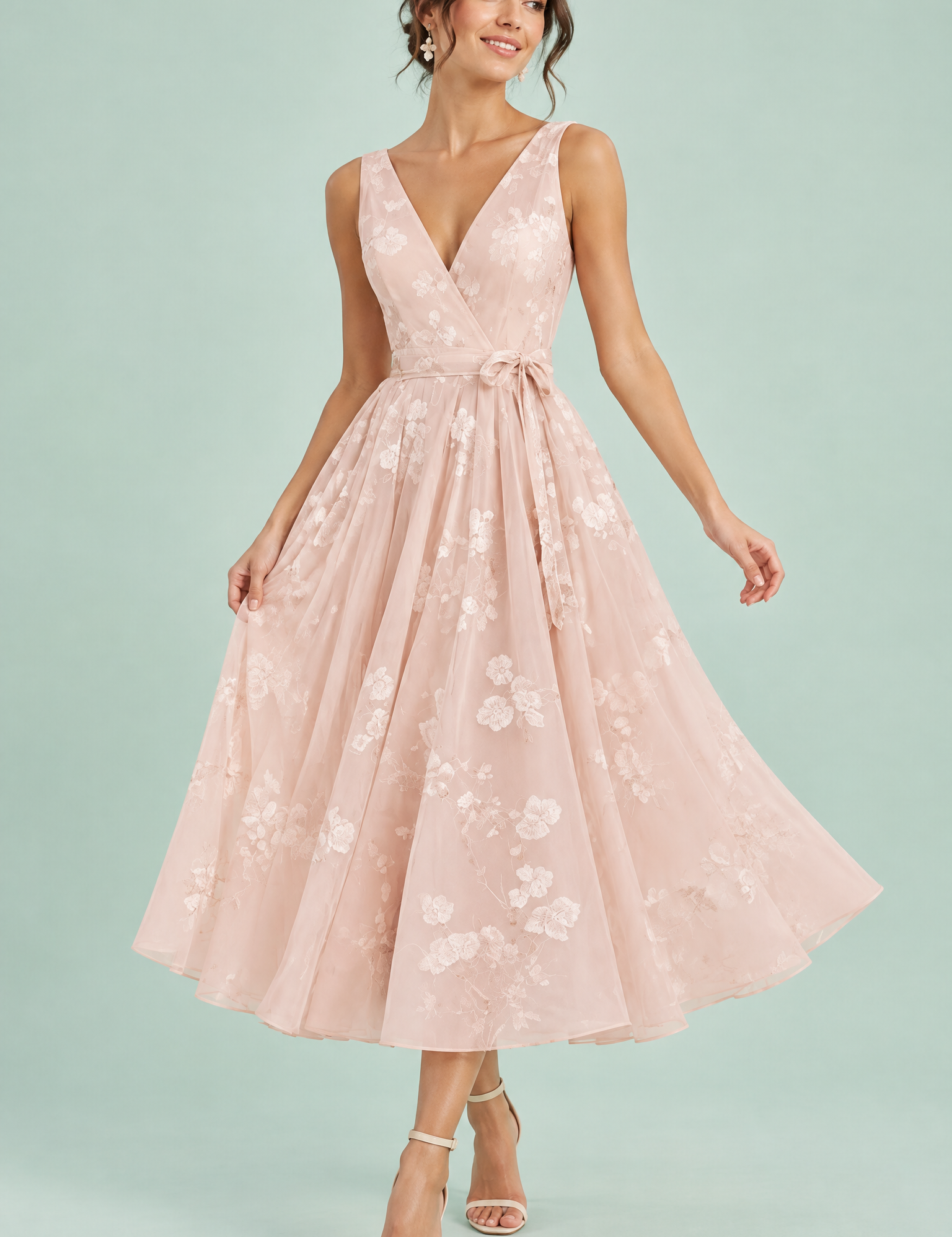Robe midi fleurie rose clair à la coupe patineuse | Vue de face | Lounelle Paris
