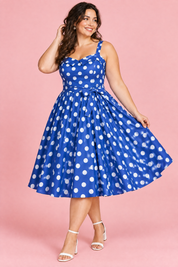 Robe midi bleue à pois et encolure carrée | Porté sur une silhouette plus ronde | Lounelle Paris