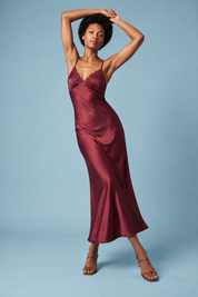 Robe nuisette longue bordeaux à dentelle | Vue en mouvement | Lounelle Paris