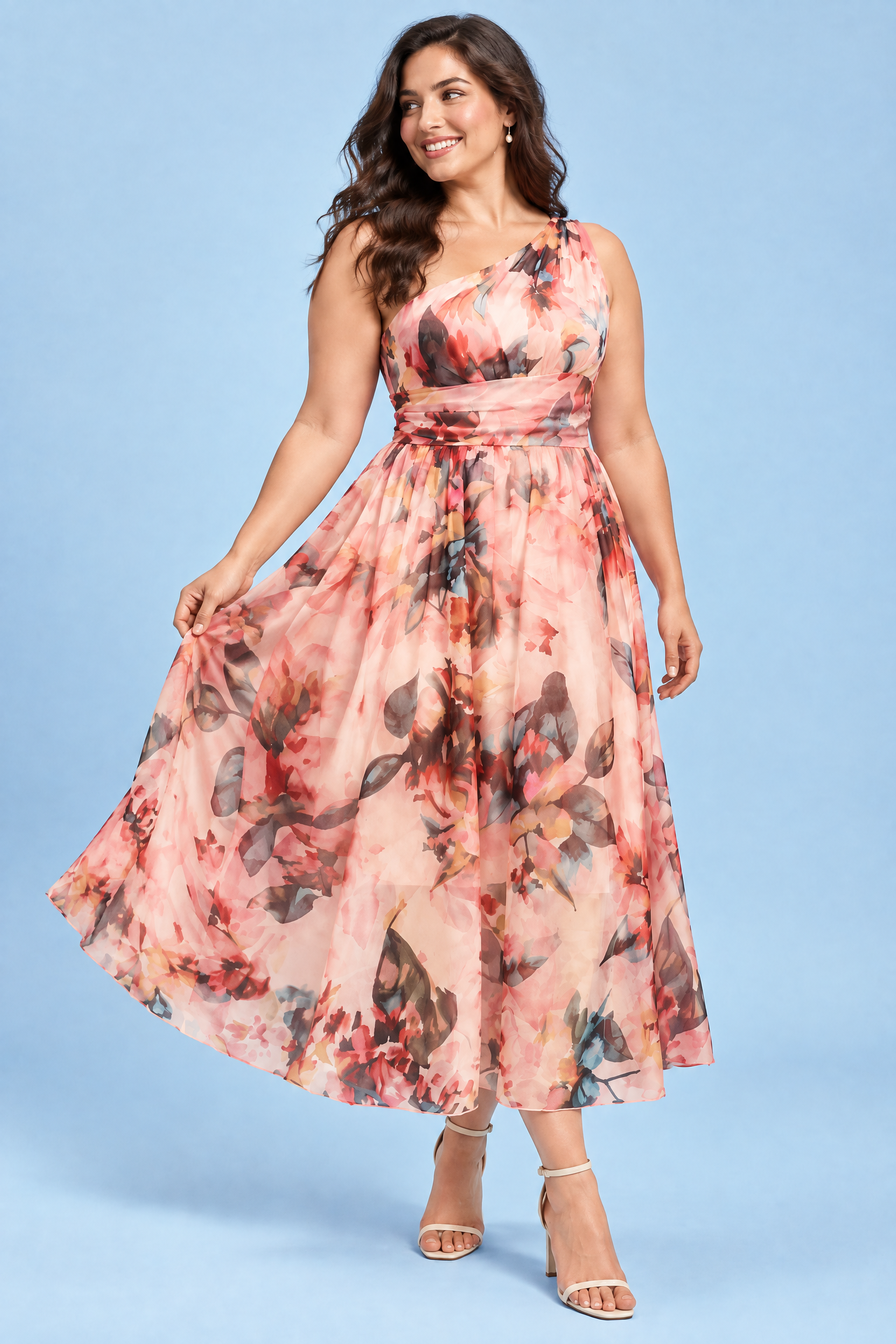 Robe longue fleurie rose à une épaule, coupe trapèze | Porté sur une silhouette plus ronde | Lounelle Paris