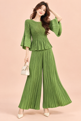 Completo verde plissettato con pantaloni a gamba larga