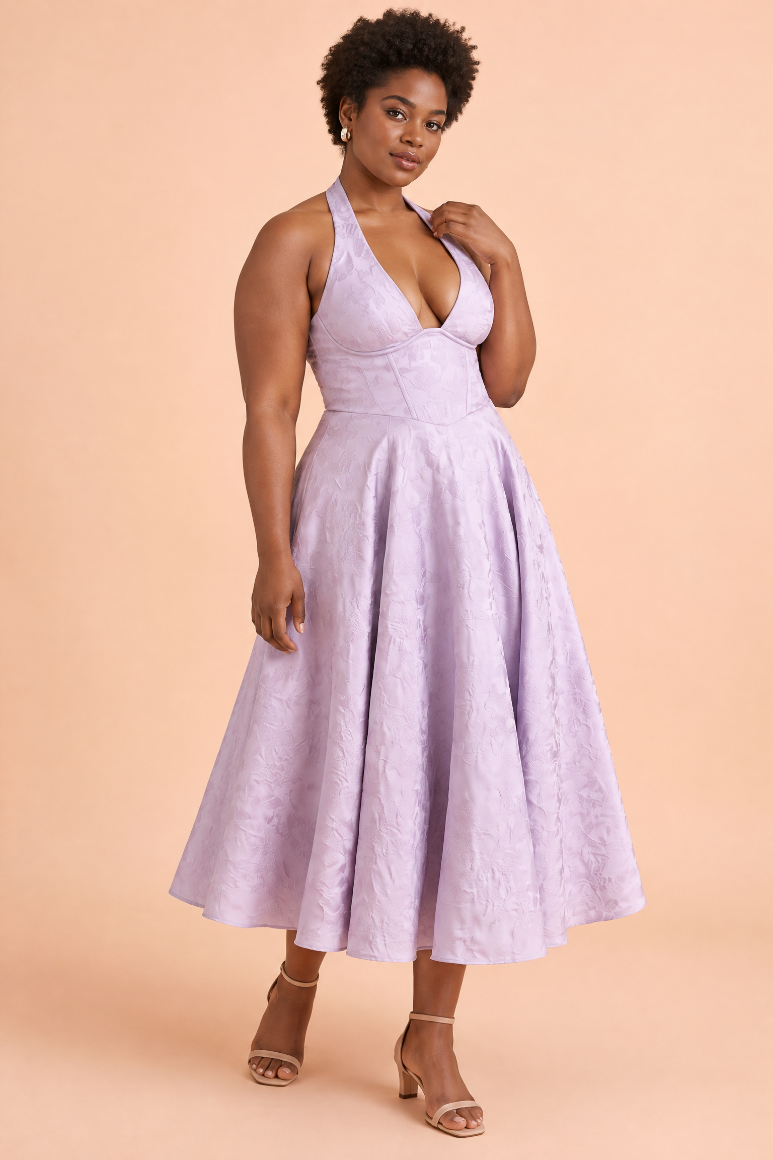 Robe midi violette en dentelle à décolleté plongeant | Porté sur une silhouette plus ronde | Lounelle Paris