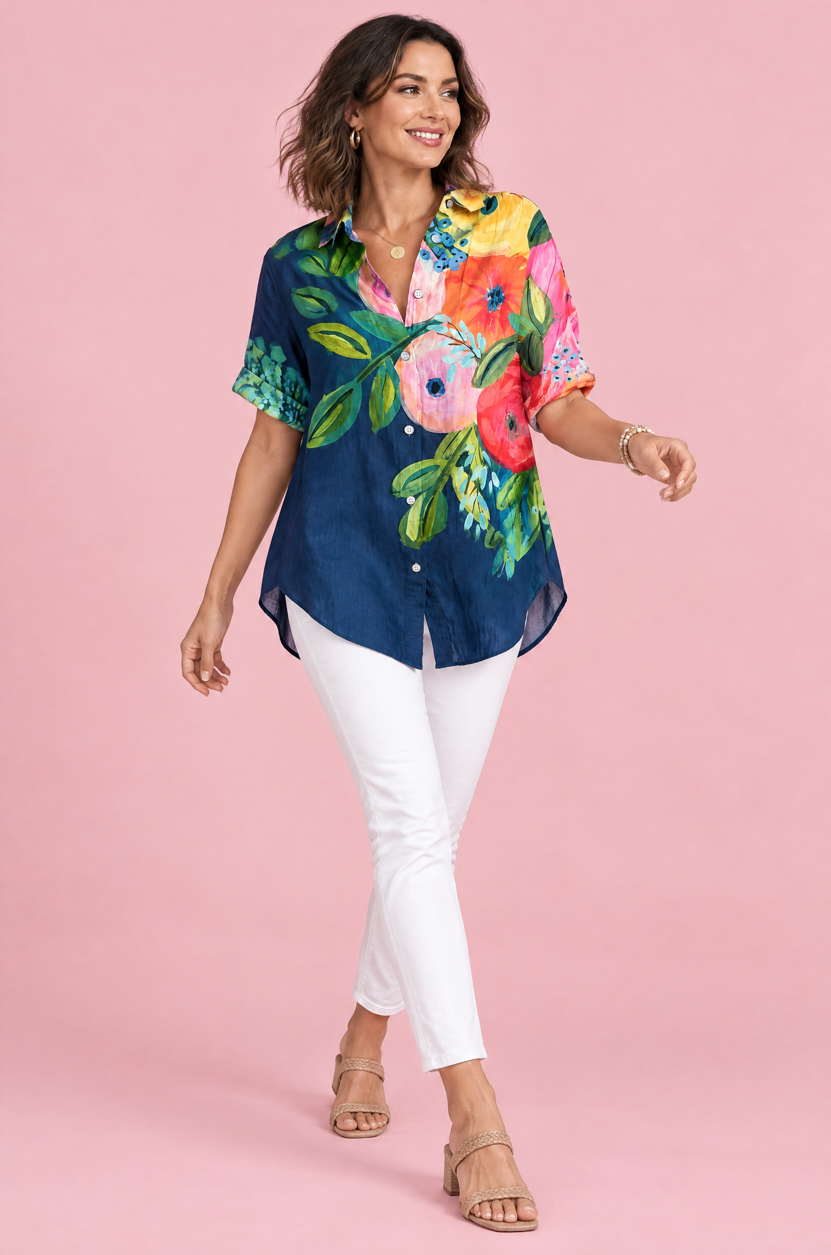 Chemise longue fleurie à col – Bleu marine | Vue en mouvement | Lounelle Paris