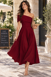 Robe asymétrique bordeaux à épaules dénudées | Photo lifestyle | Lounelle Paris