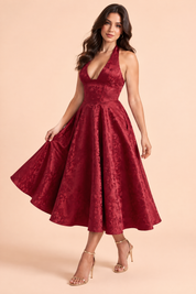 Robe midi jacquard à encolure dos nu bordeaux | Vue en mouvement | Lounelle Paris