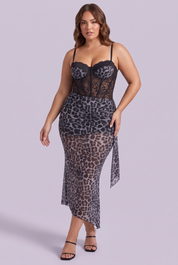 Robe longue en mesh à imprimé léopard, décolleté en V et fente haute devant — Gris | Porté sur une autre silhouette | Lounelle Paris