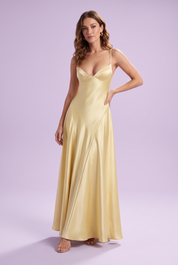 Robe longue satinée jaune pâle à col V | Vue de face | Lounelle Paris