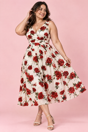 Robe midi rouge à imprimé de bouquets floraux, col carré et coupe trapèze | Porté sur une silhouette plus ronde | Lounelle Paris