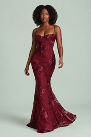 Robe longue bordeaux à broderies florales | Vue en mouvement | Lounelle Paris
