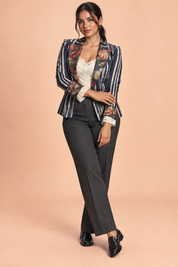 Blazer ajusté bleu à fleurs et rayures | Porté sur une autre silhouette | Lounelle Paris