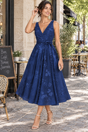 Robe midi fleurie bleu marine à la coupe patineuse | Photo lifestyle | Lounelle Paris