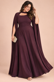 Robe longue bordeaux à encolure carrée et manches cape | Porté sur une silhouette plus ronde | Lounelle Paris