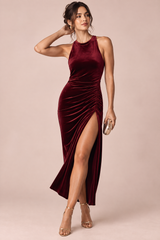 Abito lungo bordeaux con collo alto, arricciato e con spacco