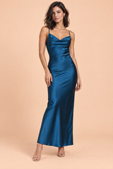 Abito lungo satinato blu navy con scollo drappeggiato e spalline sottili