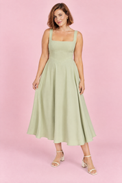 Robe midi verte à fines bretelles et ourlet ample | Porté sur une silhouette plus ronde | Lounelle Paris
