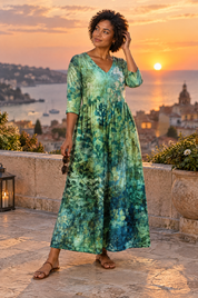 Robe verte fluide à col en V | Deuxième photo lifestyle | Lounelle Paris