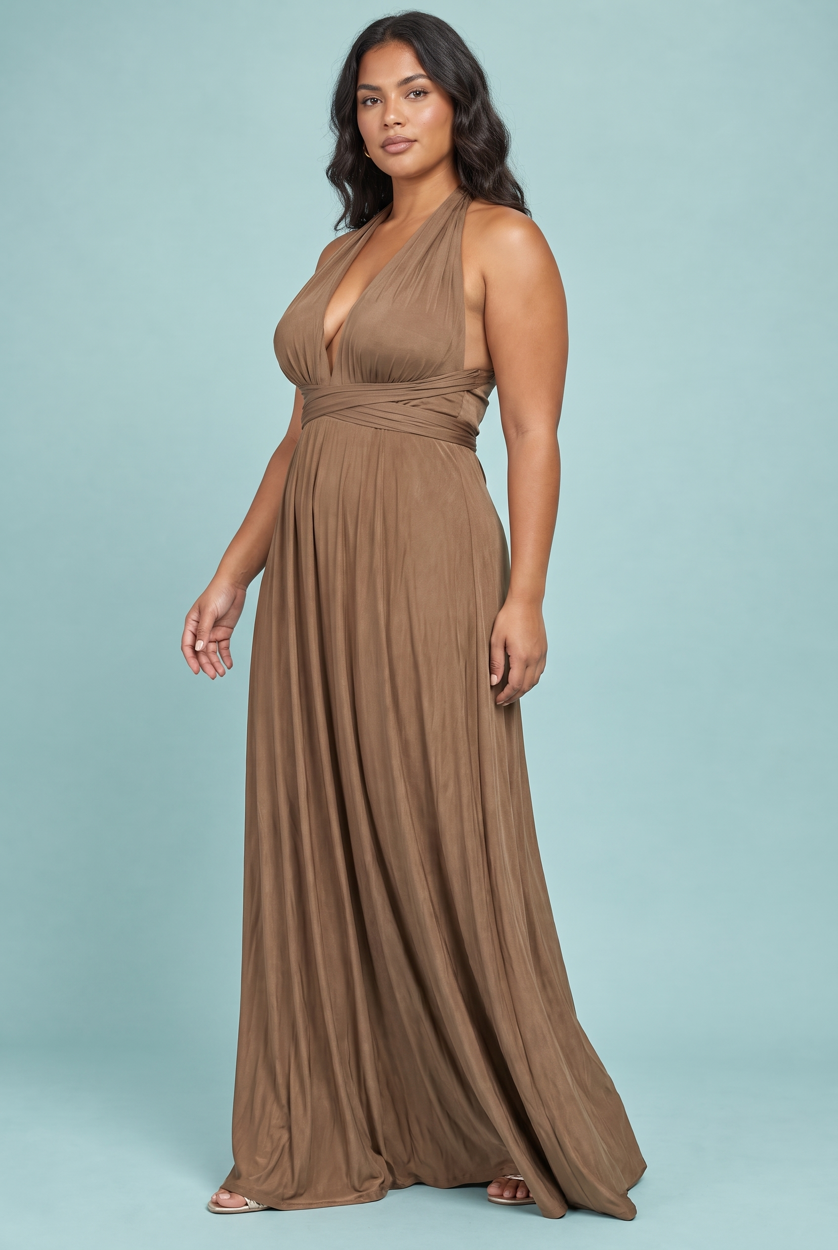 Robe longue portefeuille marron à col américain avec détail doré | Porté sur une autre silhouette | Lounelle Paris