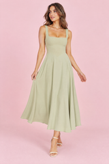 Abito midi verde con spalline e fondo ampio