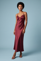 Abito sottoveste lungo bordeaux con scollo a V, spalline sottili e dettagli in pizzo