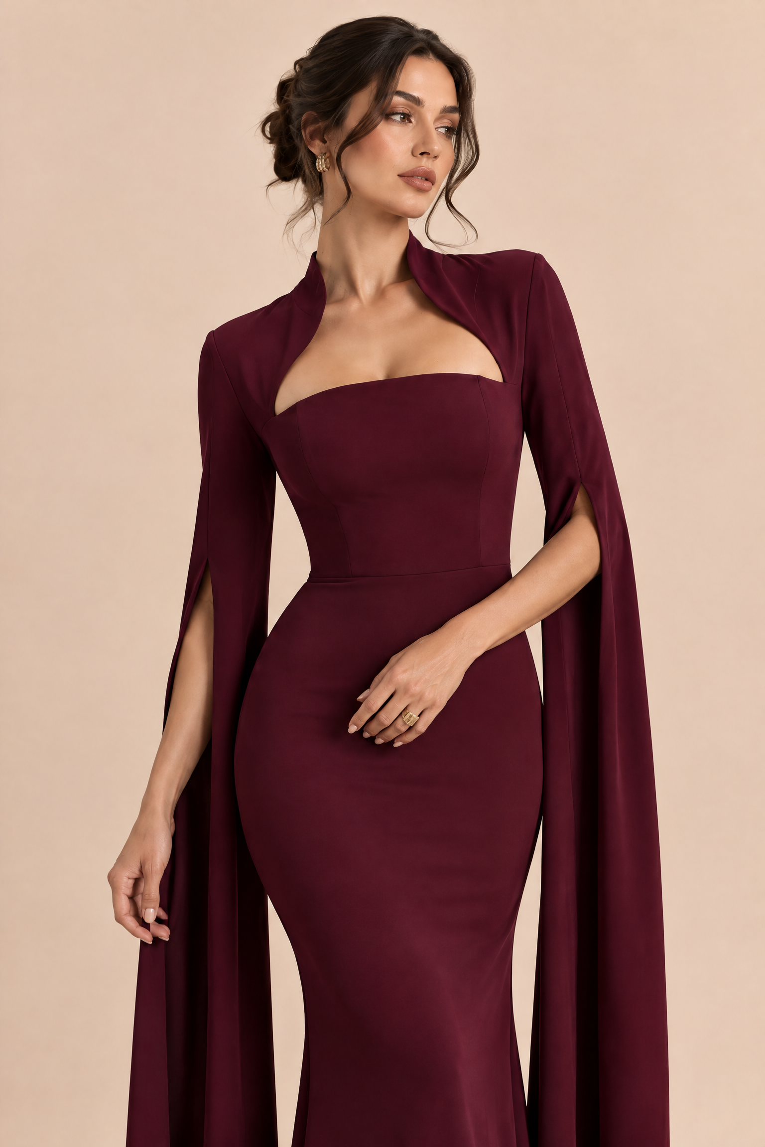Robe longue bordeaux à encolure carrée et manches cape | Vue rapprochée | Lounelle Paris
