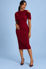 Abito midi aderente Berry con mantella drappeggiata — Rosso scuro