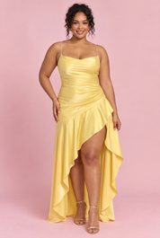 Robe longue jaune satinée asymétrique à une épaule et dos ouvert | Porté sur une silhouette plus ronde | Lounelle Paris