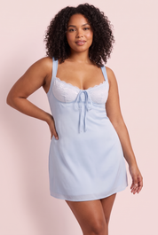 Robe courte bleu clair en dentelle à encolure cœur | Porté sur une silhouette plus ronde | Lounelle Paris