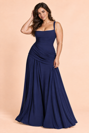 Robe longue bleu foncé froncée à encolure carrée et coupe évasée | Porté sur une autre silhouette | Lounelle Paris
