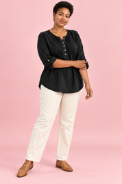 Blouse noire en coton à col rond et patte de boutonnage plissée | Porté sur une silhouette plus ronde | Lounelle Paris