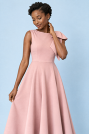 Robe midi rose à encolure asymétrique et manche à nœud | Vue rapprochée | Lounelle Paris