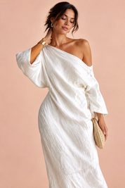 Robe asymétrique blanc cassé à épaule dénudée | Vue rapprochée | Lounelle Paris